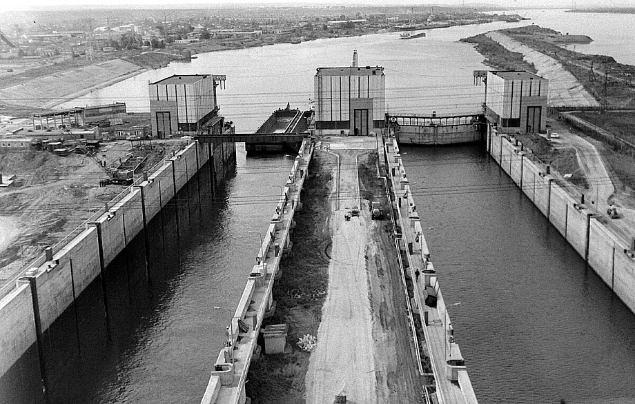 45 лет назад Нижнекамская ГЭС начала шлюзовать теплоходы (фото)