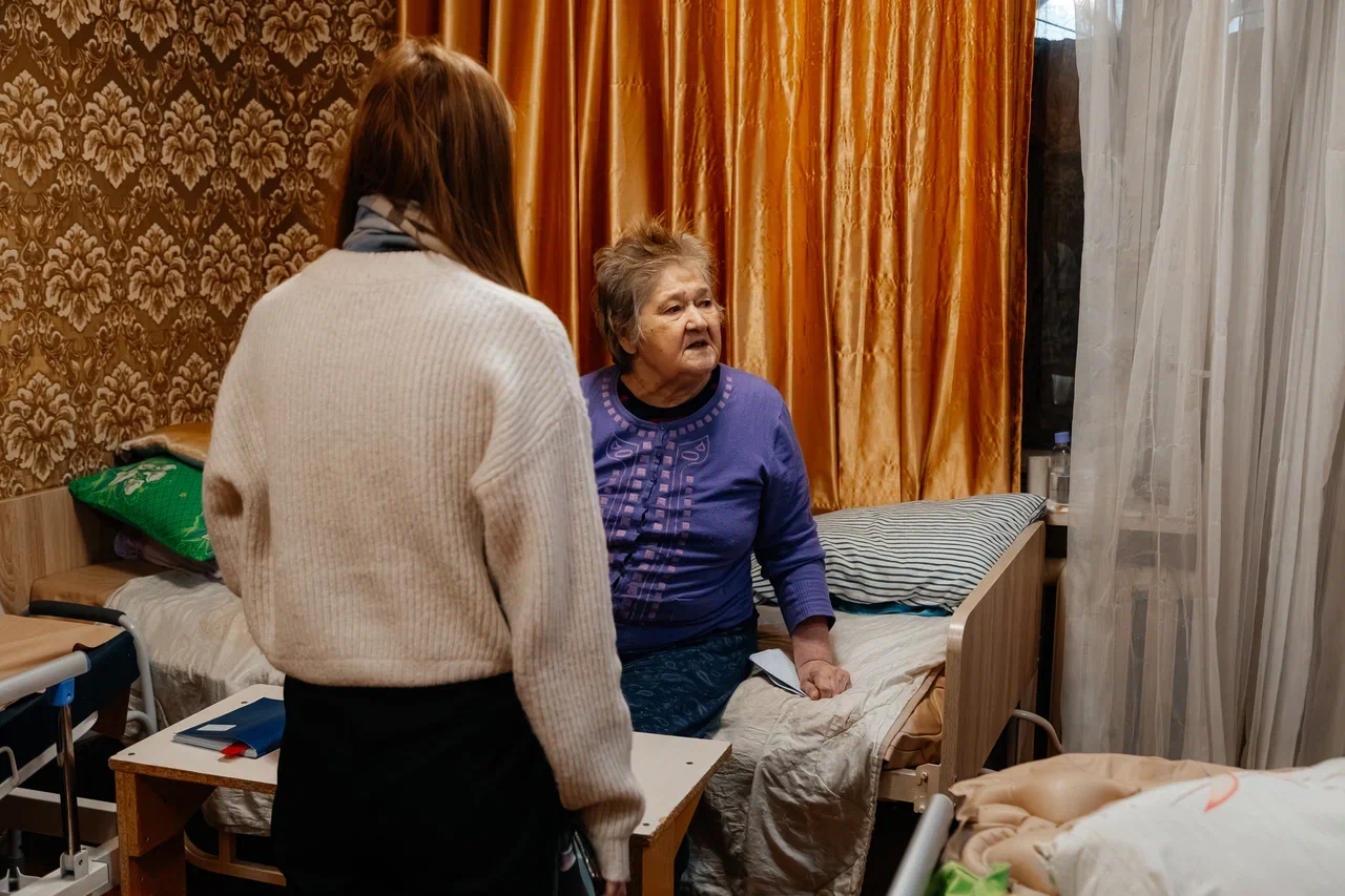 «Когда там у бабушки ноги гниют, потому что у нее сахарный диабет, от нее какой запах должен исходить?» «Когда там у бабушки ноги гниют, потому что у нее сахарный диабет, от нее какой запах должен исходить?»