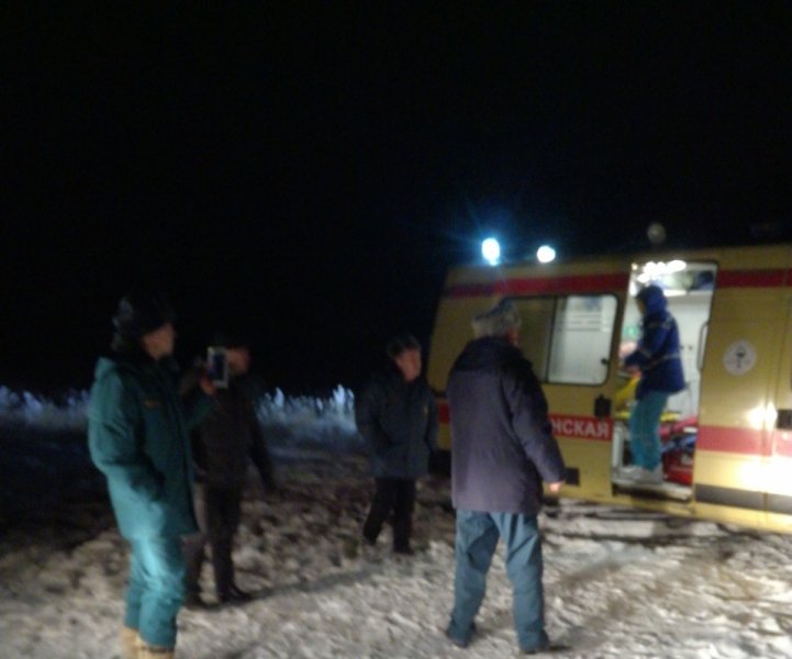 Из пяти оторвавшихся на льдине рыбаков спасли одного. Поиски продолжаются