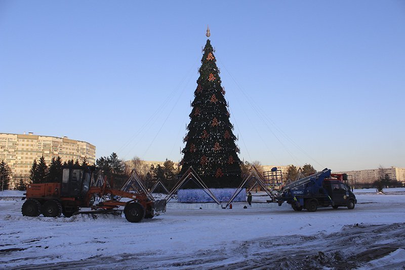 В Челнах к Новому году оформляют главную площадь: елку поставили прежнюю (фото)