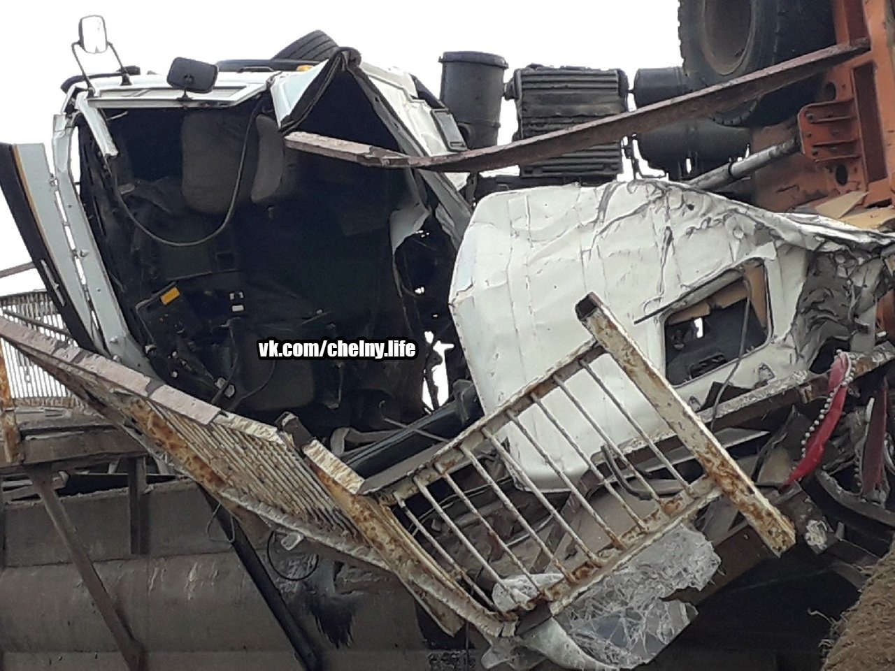 Жуткое ДТП в Тукаевском: МАЗ въехал в ограждение моста, водитель вылетел из салона