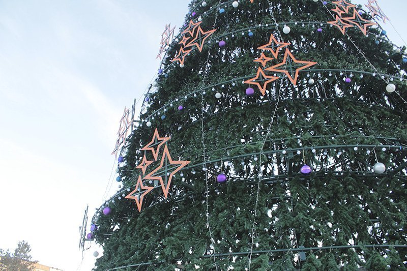 В Челнах к Новому году оформляют главную площадь: елку поставили прежнюю (фото)