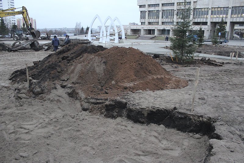 На площади Азатлык готовят постамент для новой елки (фото)