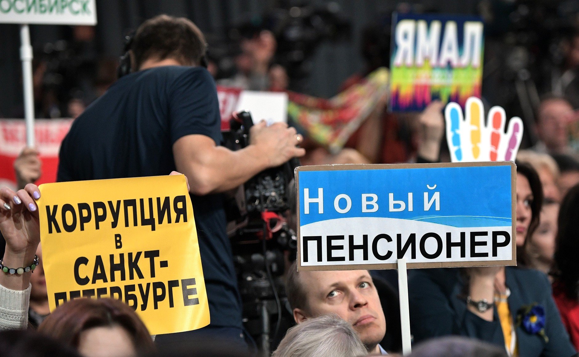 «Я видел, там девушка плакат поднимала, на котором написано «Путин бай-бай». Давайте, заострите»