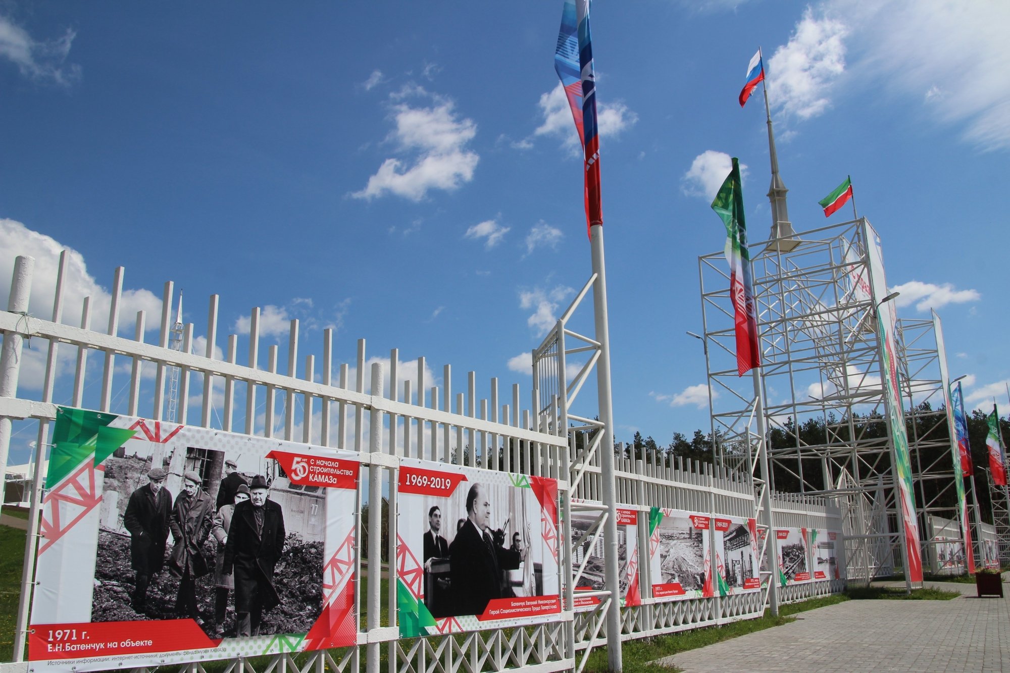 Цитаты Брежнева и архивные кадры – город оформляют к 50-летию «КАМАЗа» (фото) 