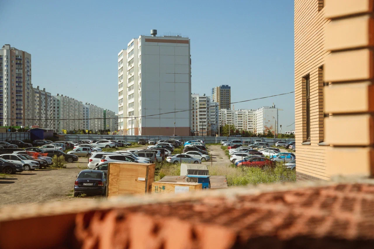 «Машина не сумочка, домой не занесешь» – жители поселка ЗЯБ просят парковку во дворе