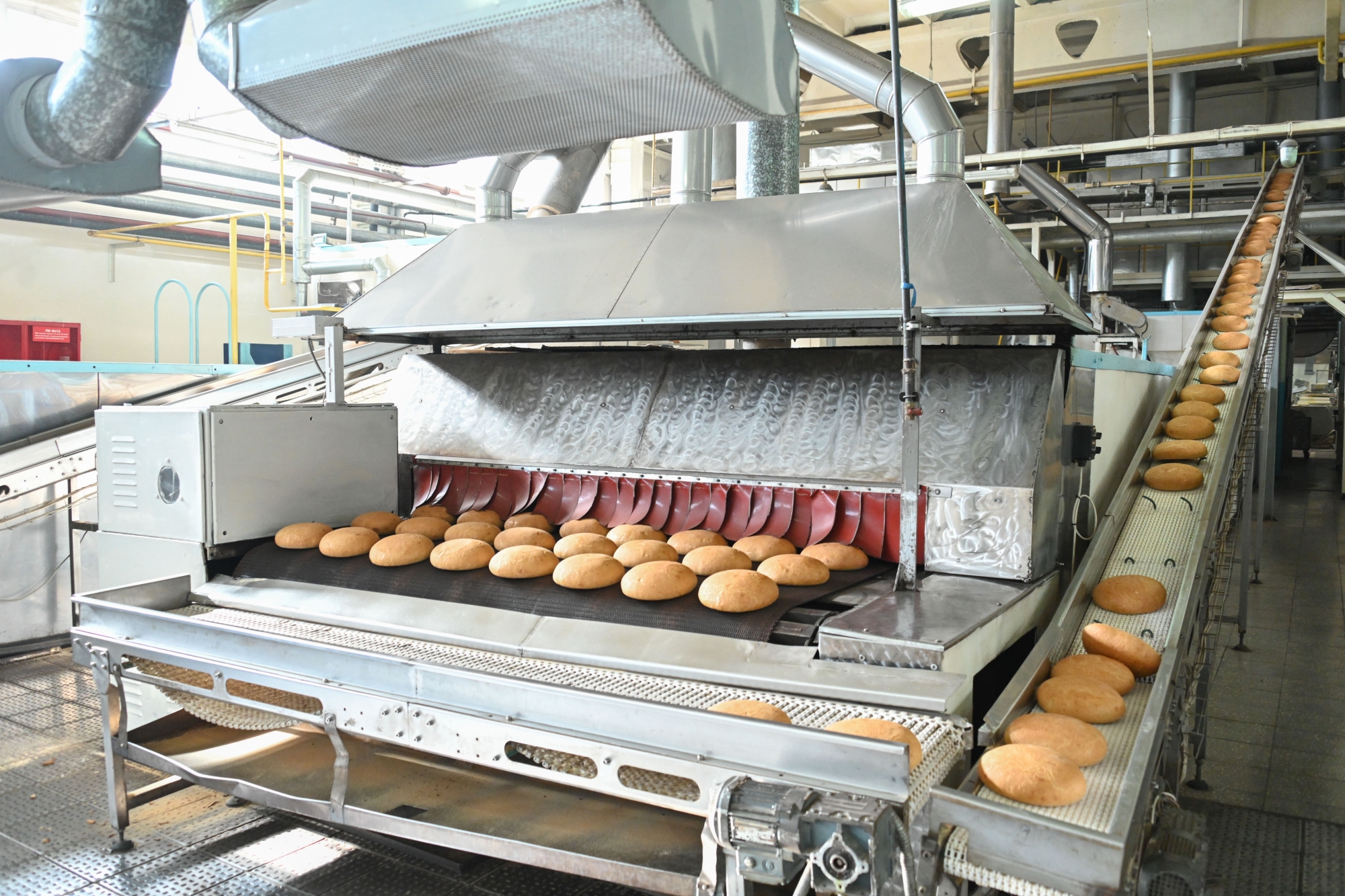 Минниханов в Челнах обсудил ситуацию с производителями хлеба и мяса