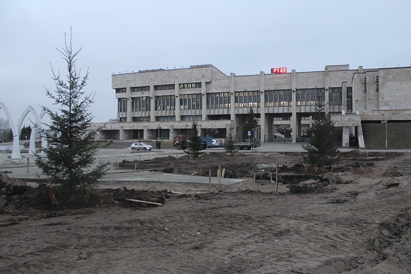 На площади Азатлык готовят постамент для новой елки (фото)