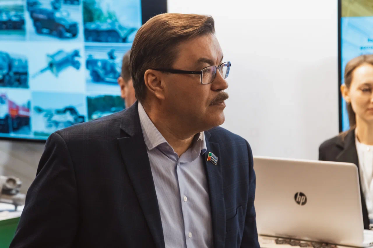 Минниханов вручил госнаграду финдиректору «КАМАЗа» Максимову