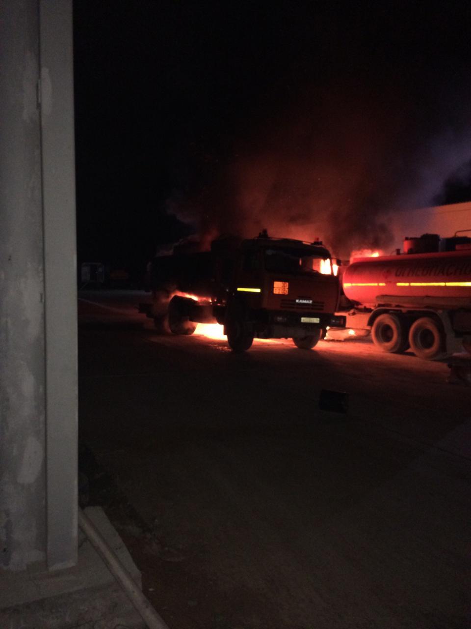 В Челнах на АЗС загорелся бензовоз, пострадал водитель. Фото