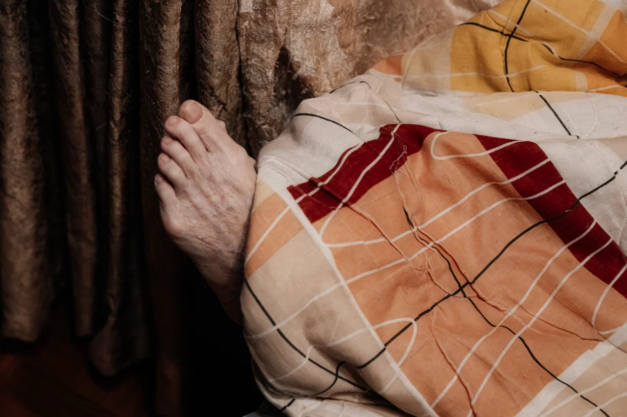 «Когда там у бабушки ноги гниют, потому что у нее сахарный диабет, от нее какой запах должен исходить?» «Когда там у бабушки ноги гниют, потому что у нее сахарный диабет, от нее какой запах должен исходить?»