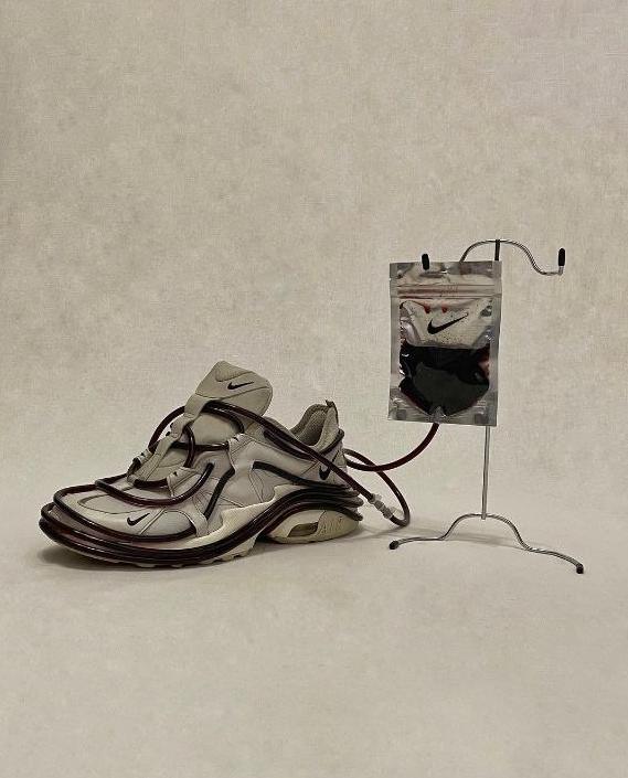 Челнинский электрик создал кроссовки с фонтаном и сникеры с пельменями