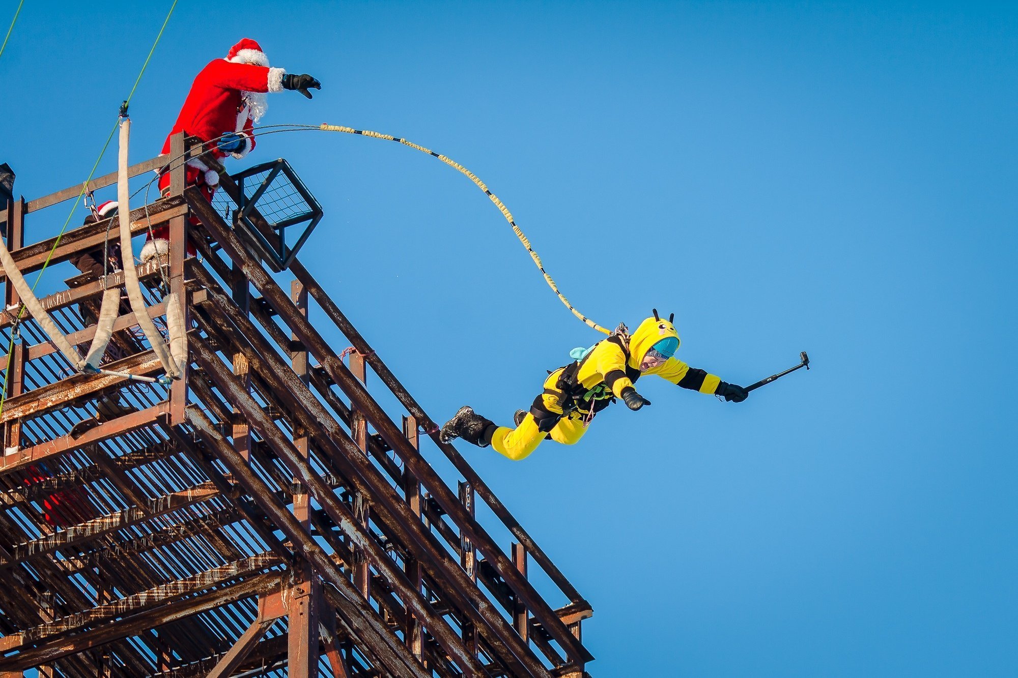 В Челнах Дед Мороз прыгал с 27-метровой вышки (видео)