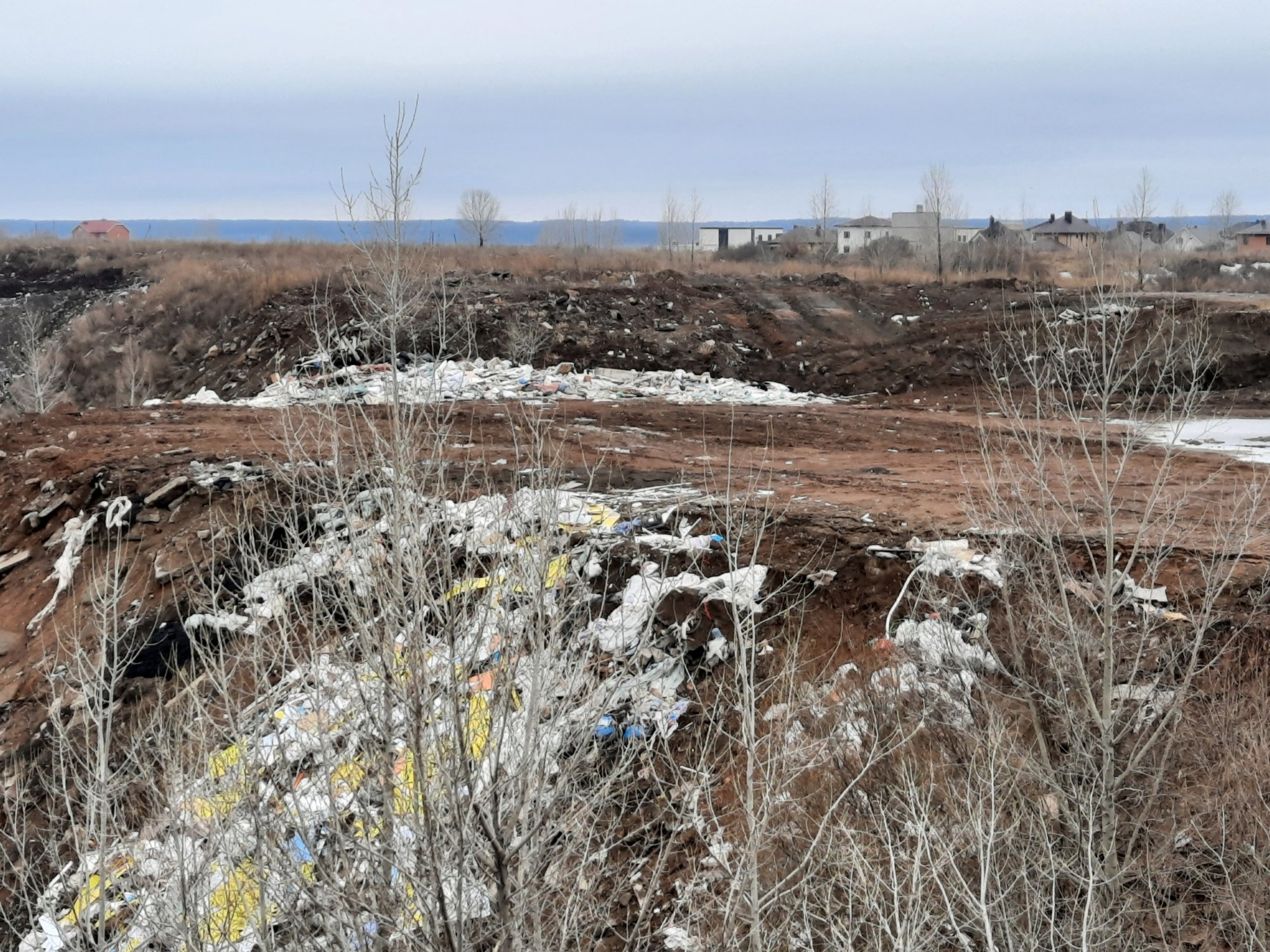 Экологи проверят незаконную свалку мусора в карьере под застройку