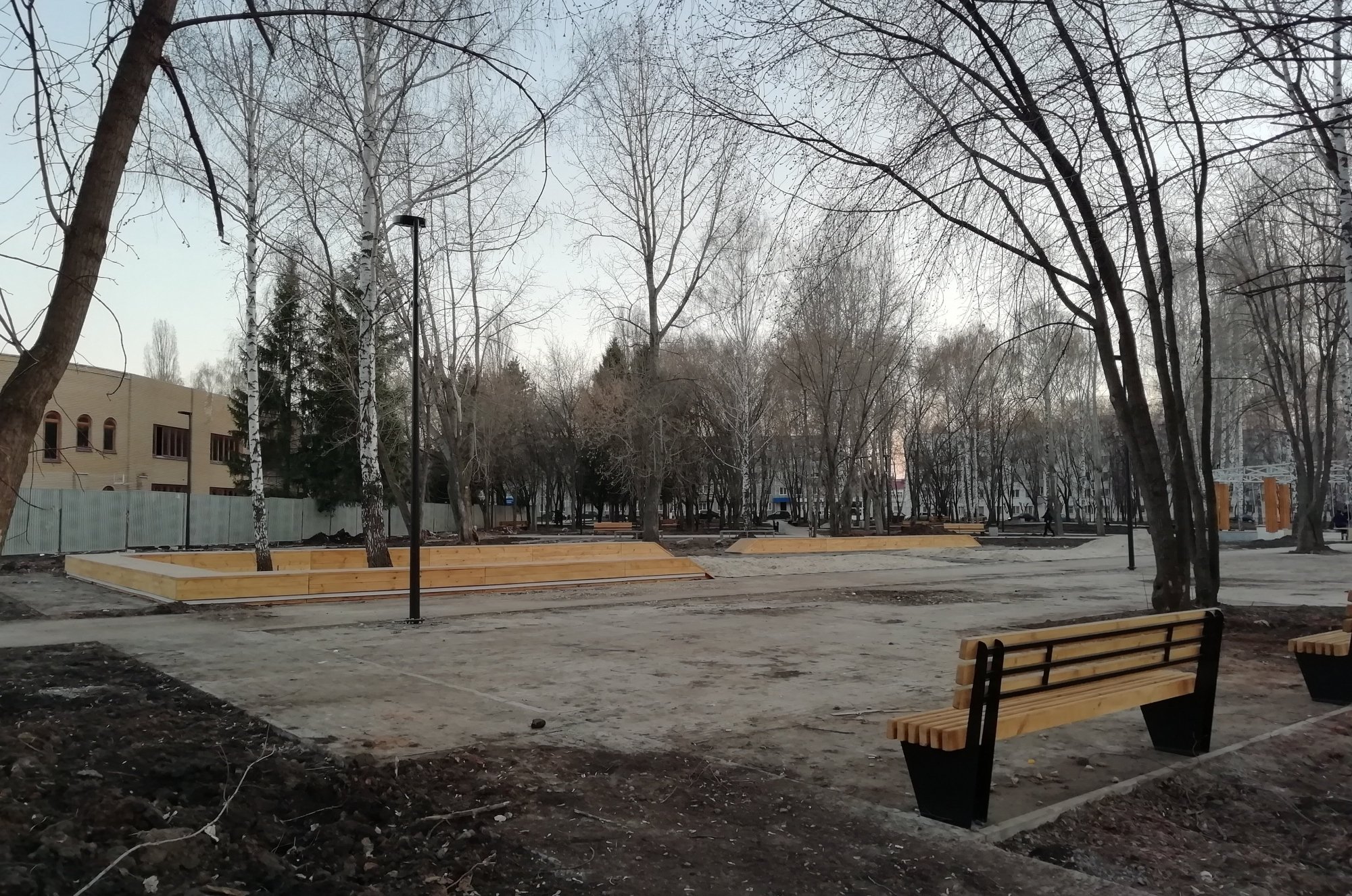 В парке Бибишева из качелей, мини-сцены и турника собрали Т Е А Т Р (фото)