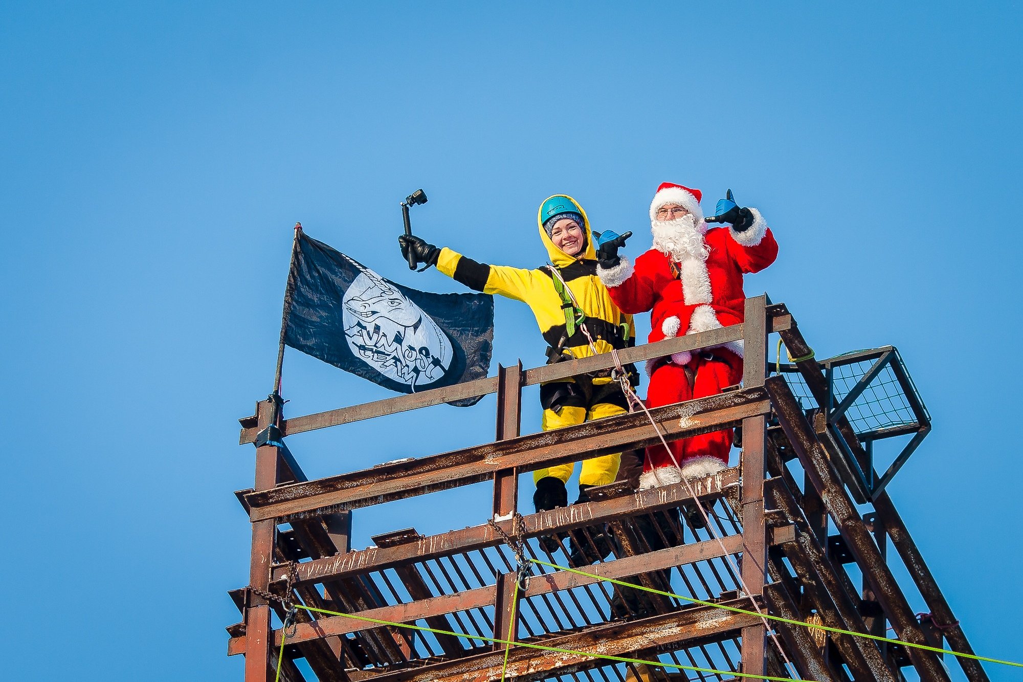 В Челнах Дед Мороз прыгал с 27-метровой вышки (видео)