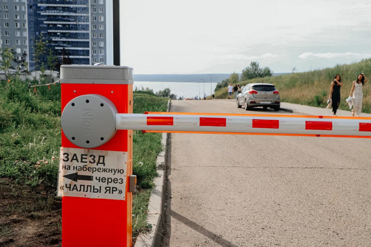 «Мы по часу не могли просто во двор заехать. Спуск к нашему дому тупиковый и забит машинами в два-три ряда»