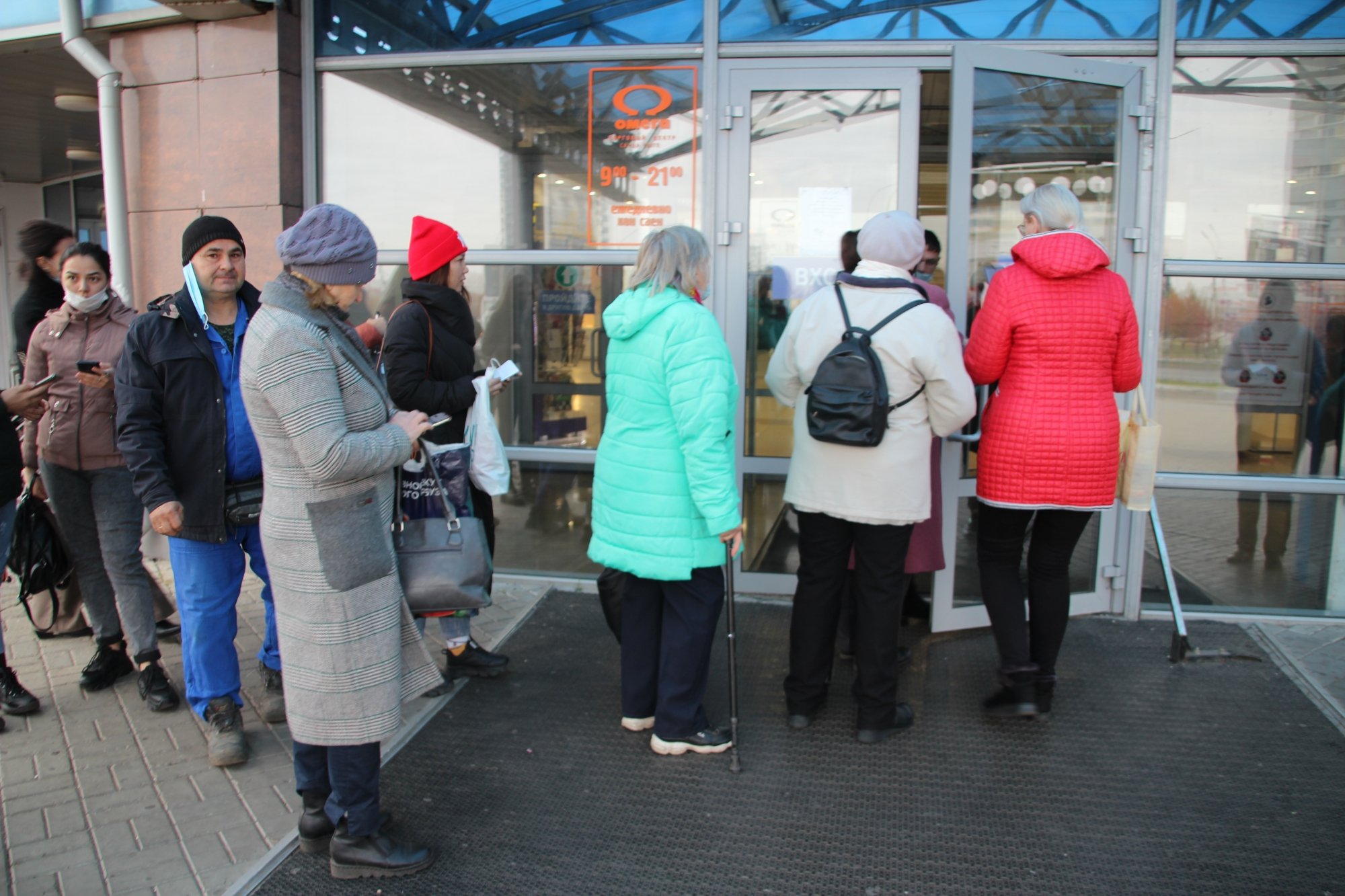 Людей без QR-кодов разворачивают у входов в торговые центры. Фото