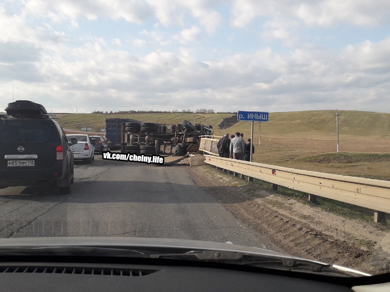 Жуткое ДТП в Тукаевском: МАЗ въехал в ограждение моста, водитель вылетел из салона