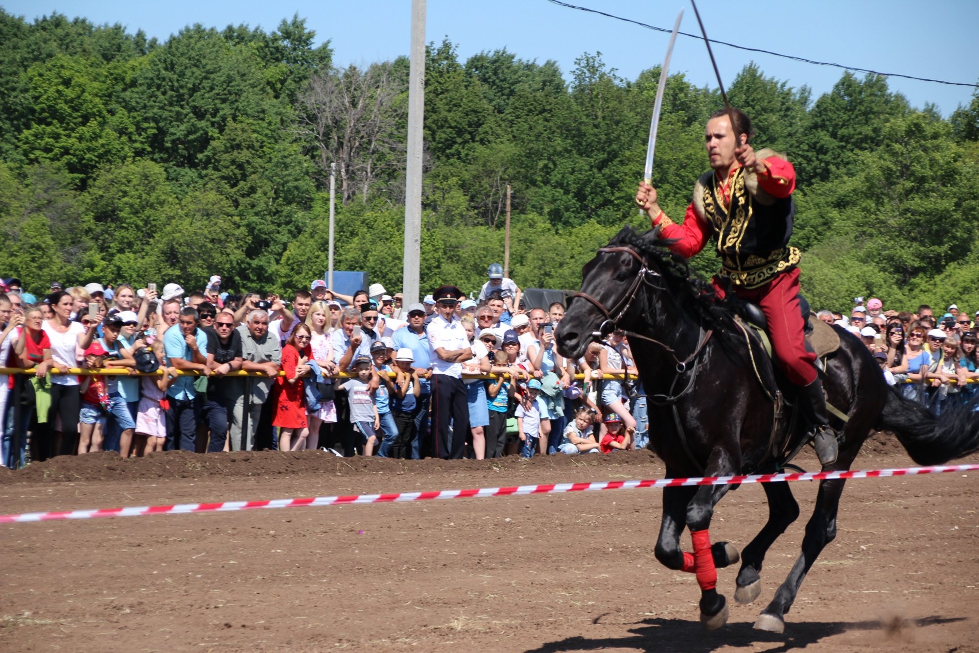 Тукаевский отметил Сабантуй: самолеты, борьба на лошадях и парад техники (фото)