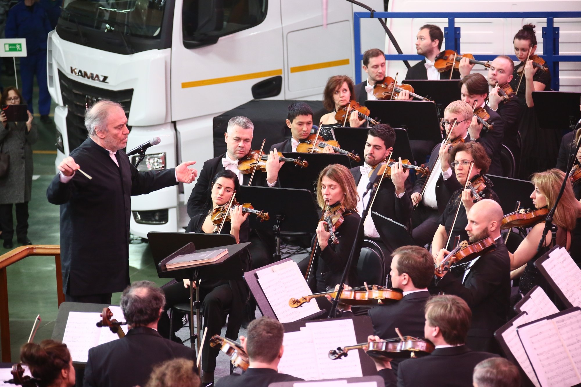 Валерий Гергиев и его оркестр дали концерт на автомобильном заводе «КАМАЗа»
