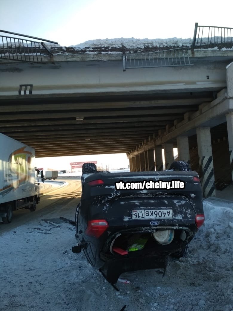 В Челнах автомобиль вылетел с моста и разбился (видео)