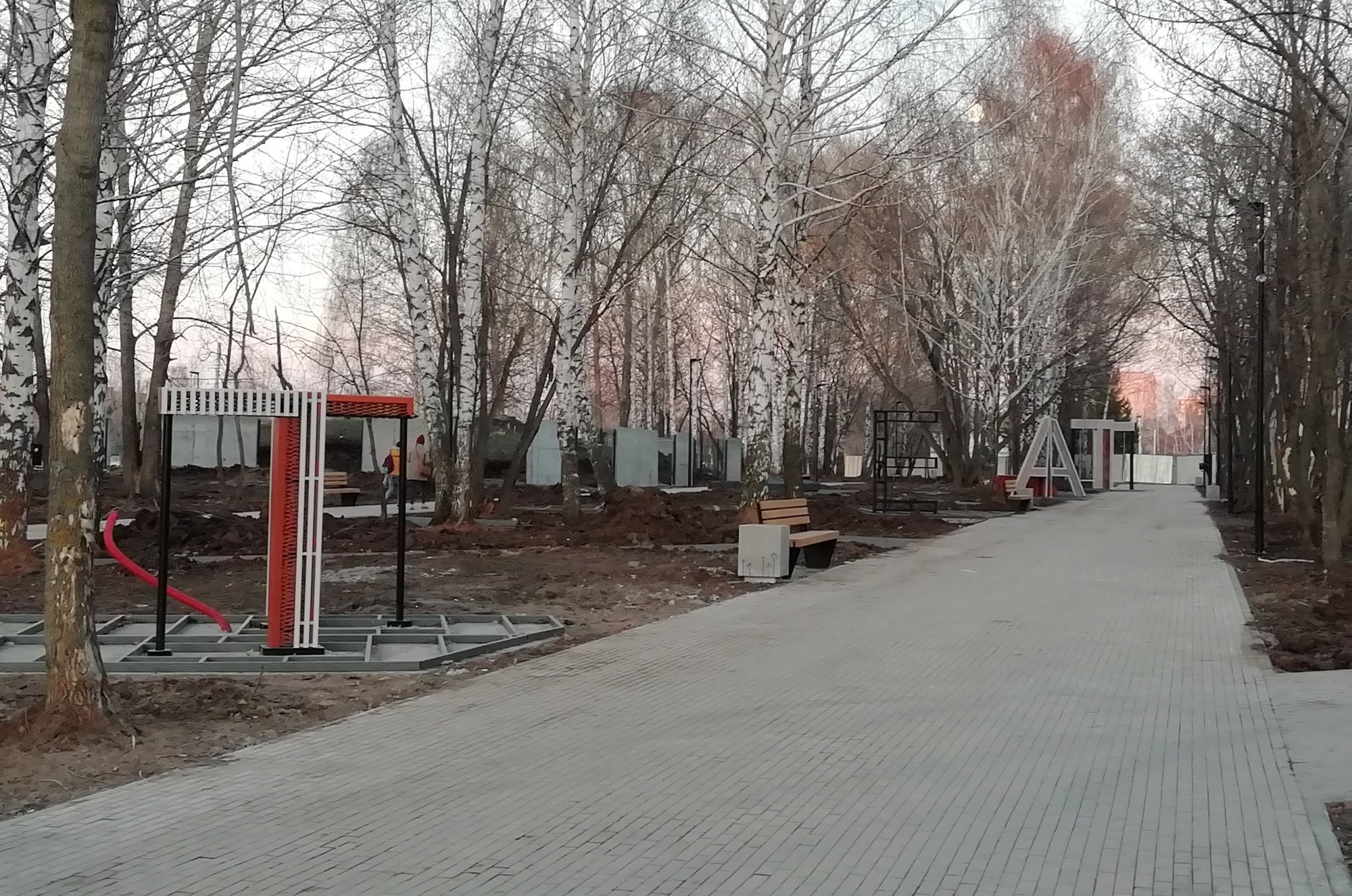 В парке Бибишева из качелей, мини-сцены и турника собрали Т Е А Т Р (фото)