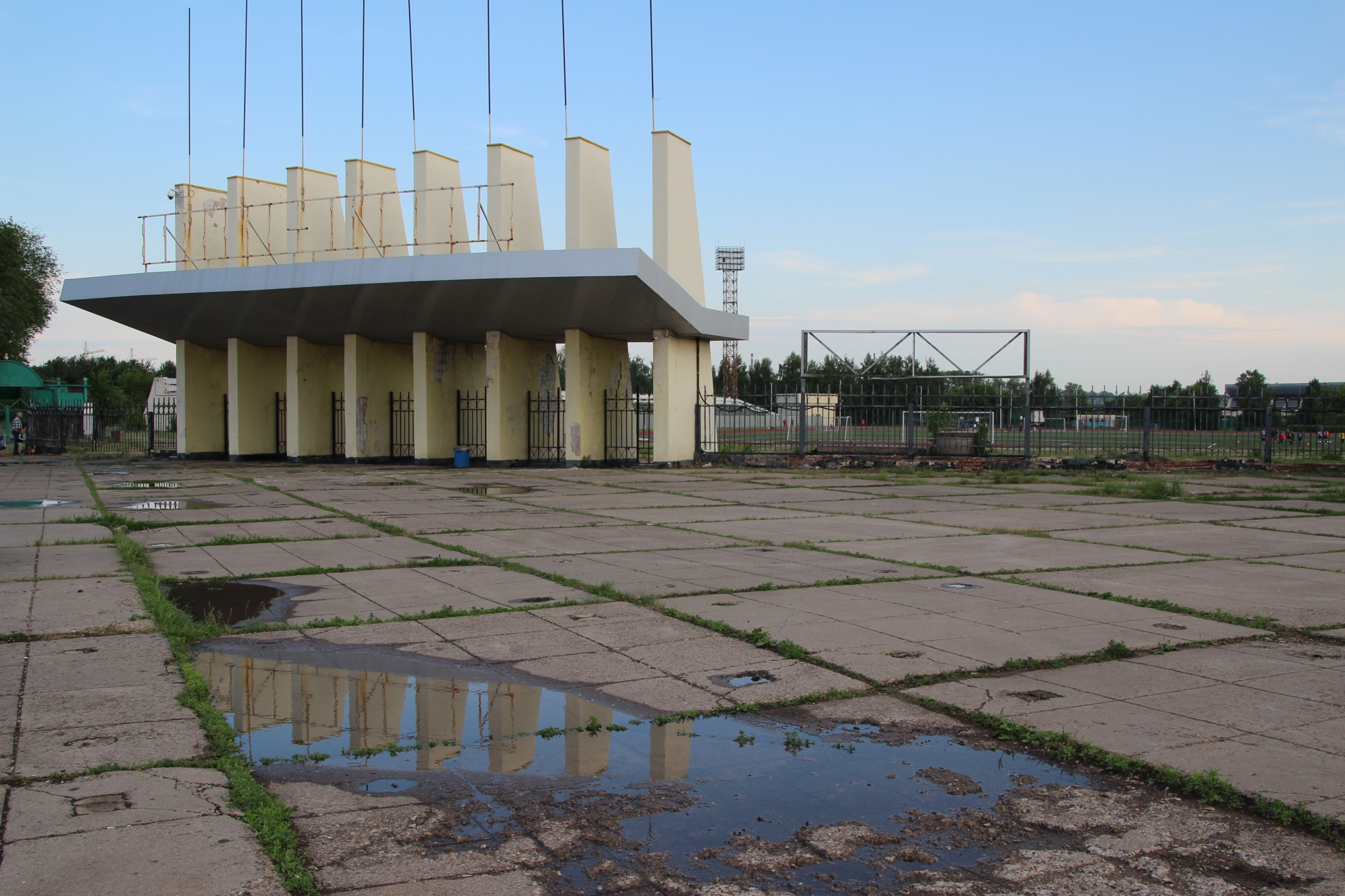 Легендарный стадион «Строитель» сегодня: облезлые стены и заросшие трибуны (фото)