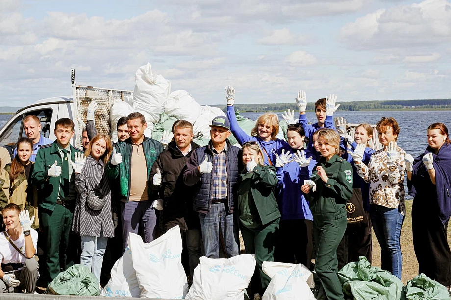 Чиновники очистили от мусора часть берега набережной Табеева (фото)