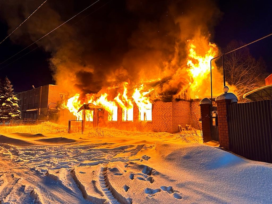 В Белоусе полностью сгорело бывшее здание национального парка (фото)