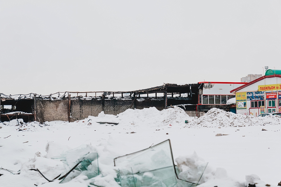 Фото: в «Гараж-500» после пожара убрали вагоны, из которых слепили рынок