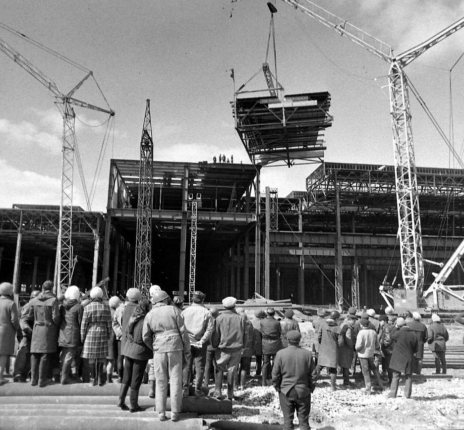 Музей КАМАЗа показал, как 50 лет назад на ПРЗ установили последний блок покрытия