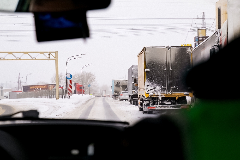 На выезде из Челнов пропускают только легковушки в Елабугу и Менделеевск (фото)
