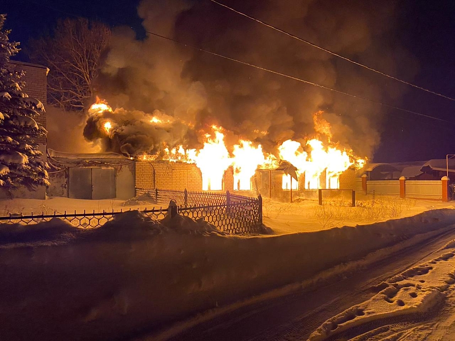 В Белоусе полностью сгорело бывшее здание национального парка (фото)