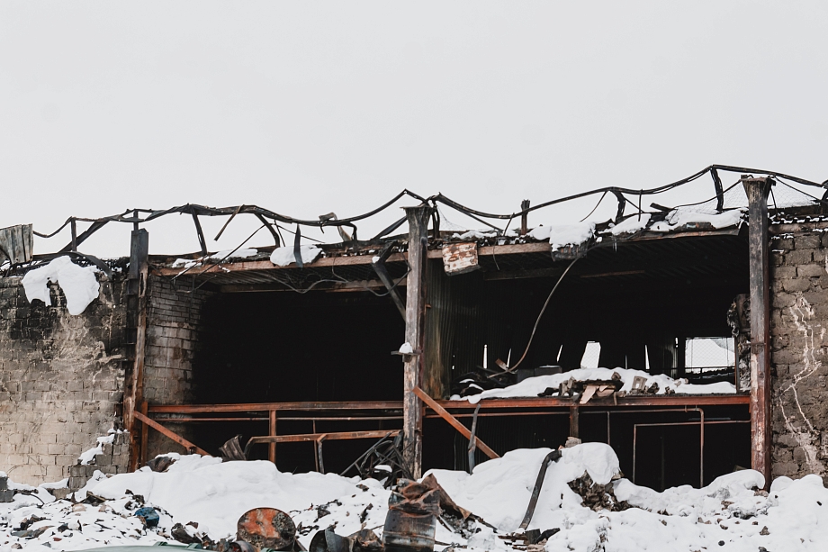 Фото: в «Гараж-500» после пожара убрали вагоны, из которых слепили рынок