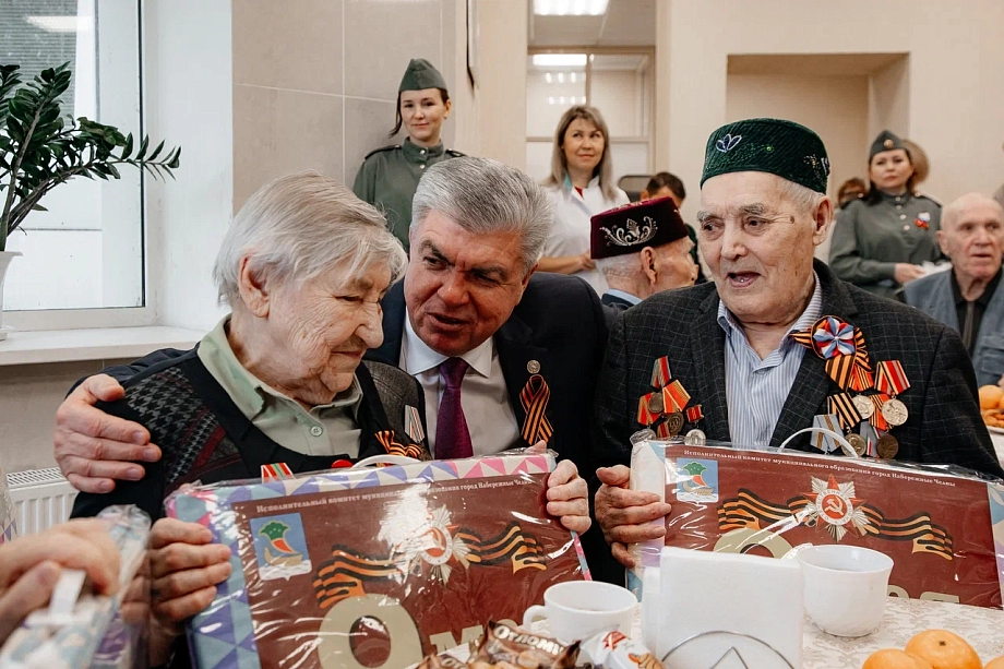 «Родились в голодные годы» - Магдеев посетил госпиталь для ветеранов (фото)