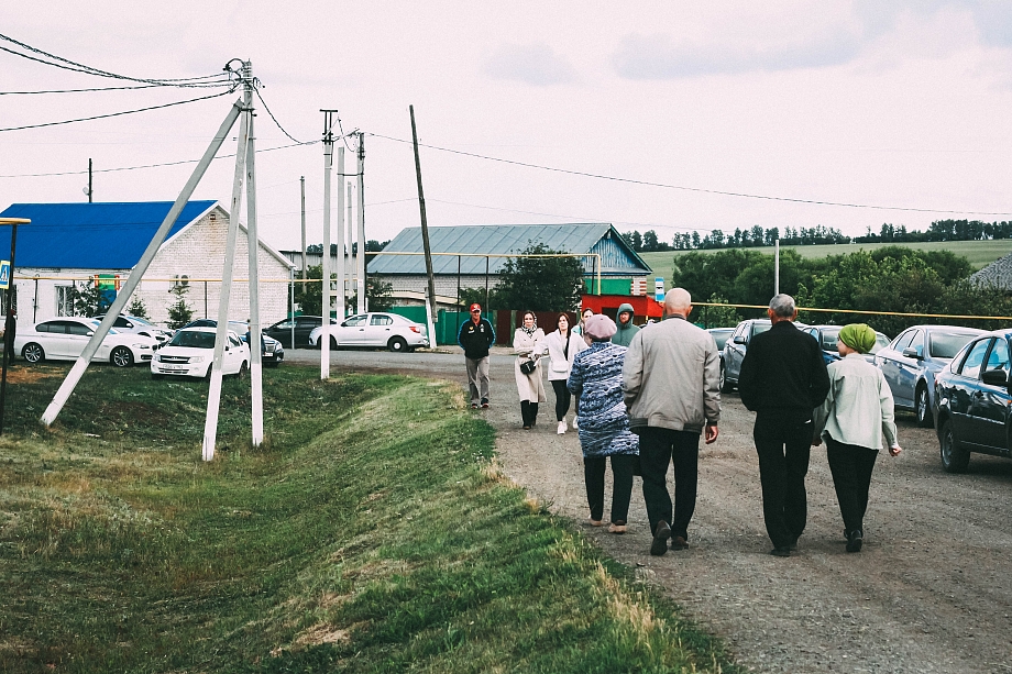 Фото: в Саитово простились с погибшей в пожаре семьей 