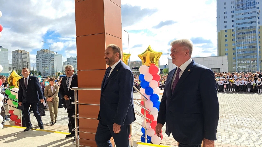 Новую мегашколу в Челнах открыл премьер-министр Алексей Песошин