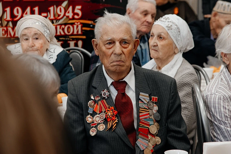 «Родились в голодные годы» - Магдеев посетил госпиталь для ветеранов (фото)