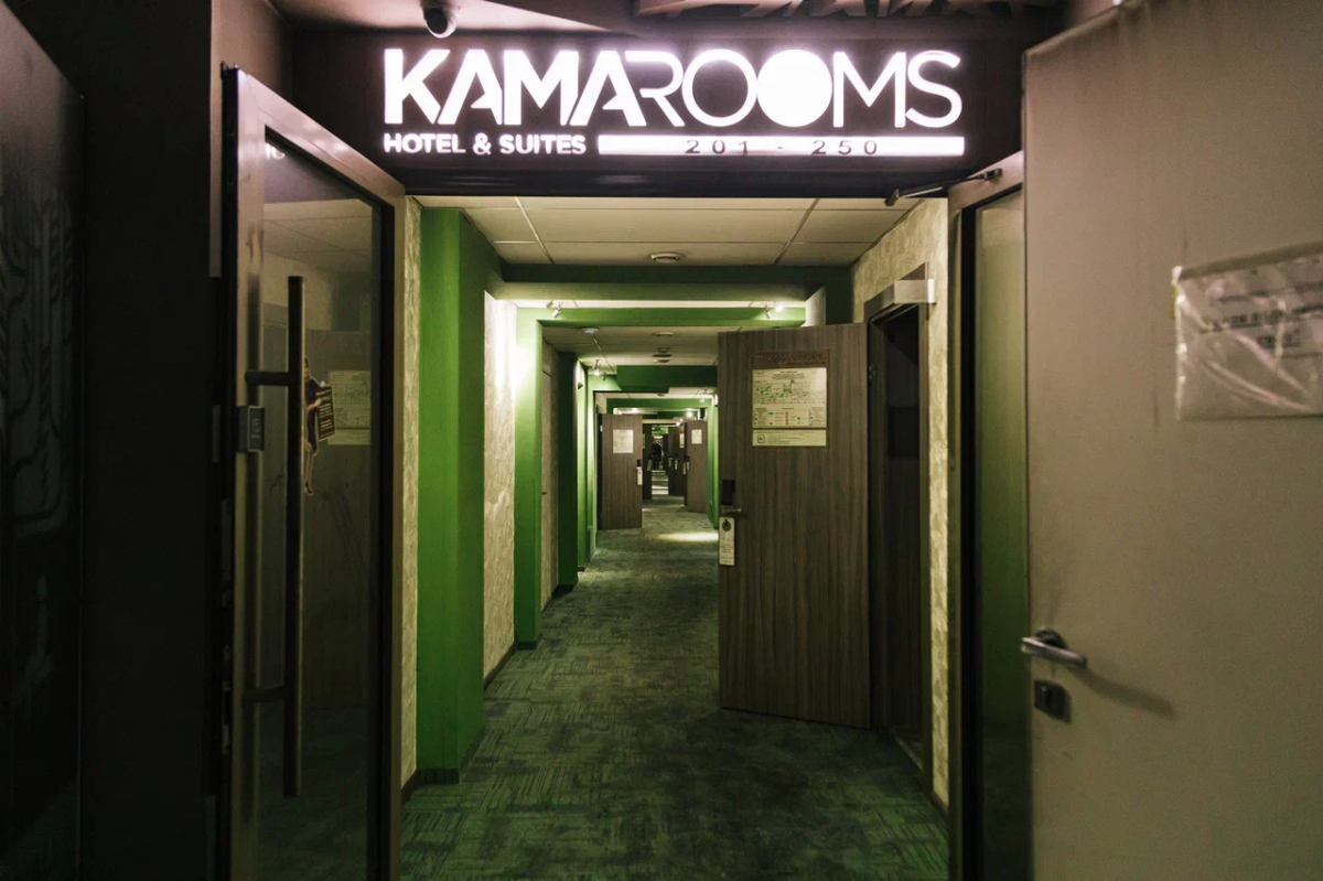 Порно антенналары бар вибратормен мастурбация жасайды