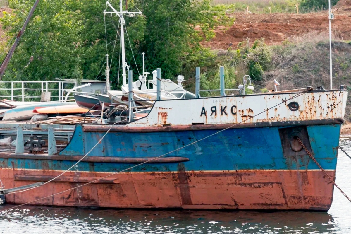 Город пытается избавиться от «Аякса» на набережной, молодежь собирает  поддержку 18.08.2023