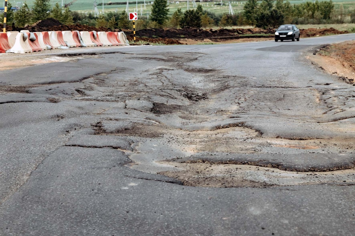 Дорожники Нижнекамска оплатили ремонт авто, которое попало в метровые ямы  14.04.2024