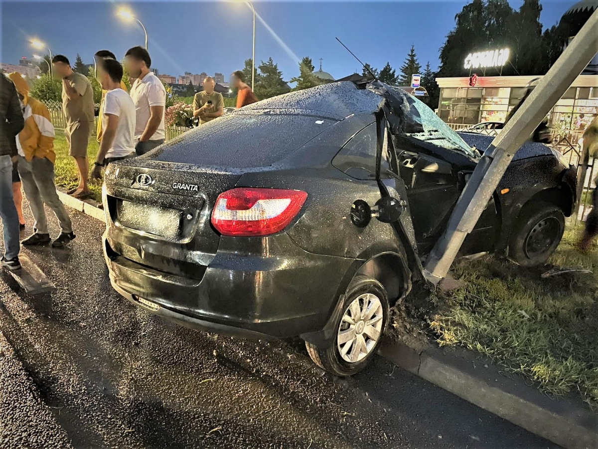 В Челнах «Гранту» намотало на фонарный столб напротив Орловской церкви  24.07.2023