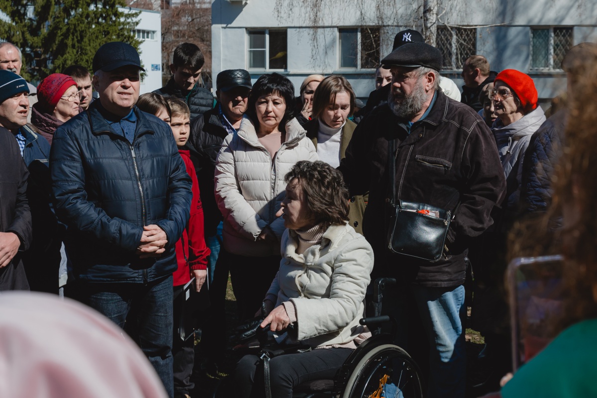 Харисов и Гурьева пришли в бунтующий против застройки 49 комплекс (видео)  14.04.2024