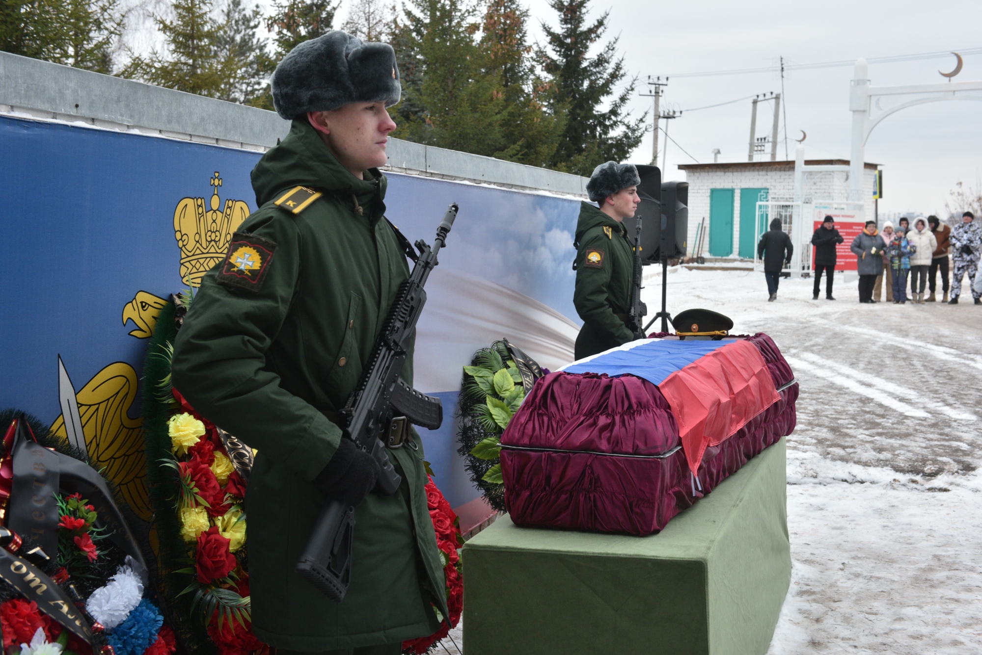 Прощание с воином. Похороны военнослужащего. Похороны солдата погибшего на Украине. Похороны военного погибшего. Гибель военнослужащих.