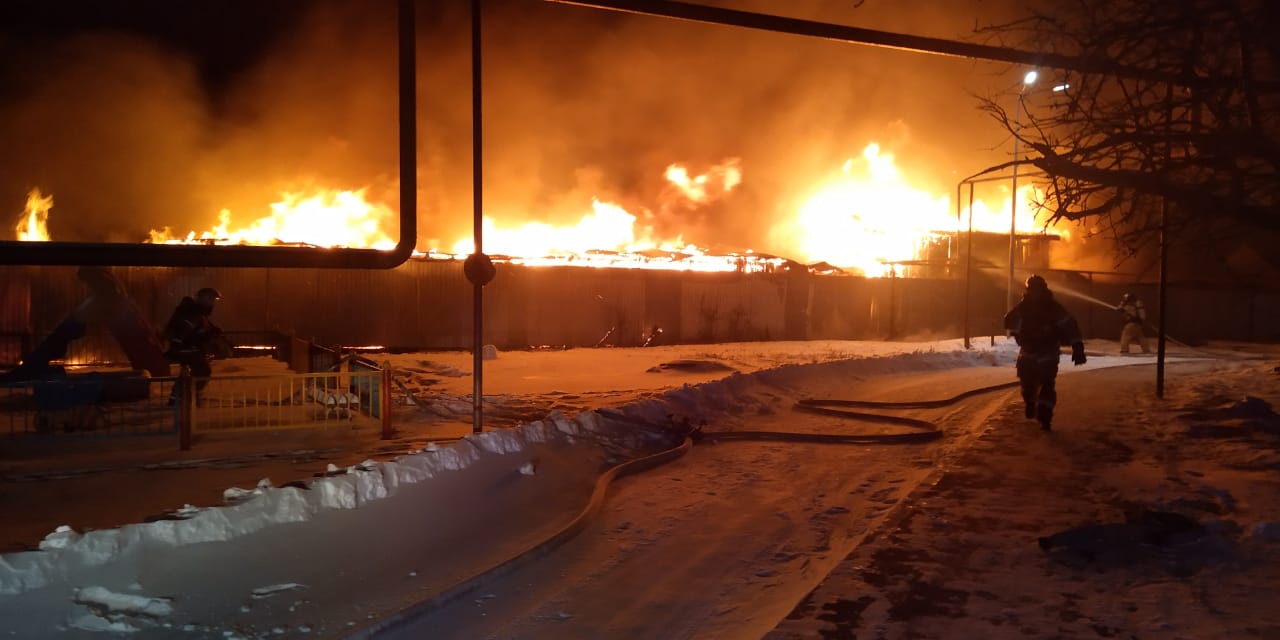 Сильный пожар едва не спалил дома в Круглом Поле (фото)
