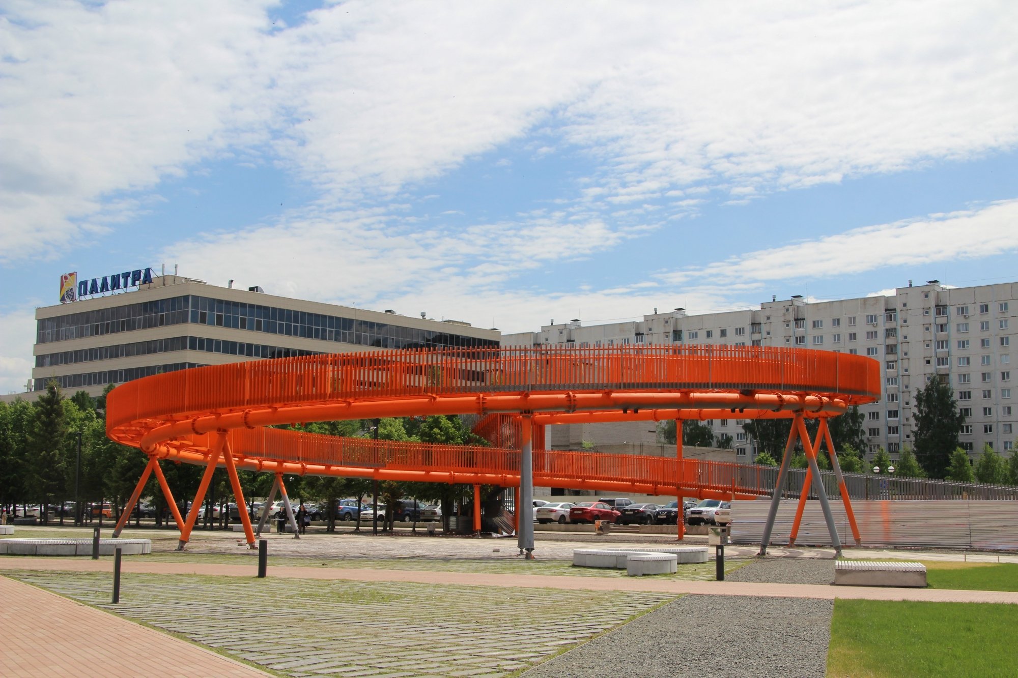 Площади Азатлык добавили рыжего цвета. Реконструкция идет к концу (фото)