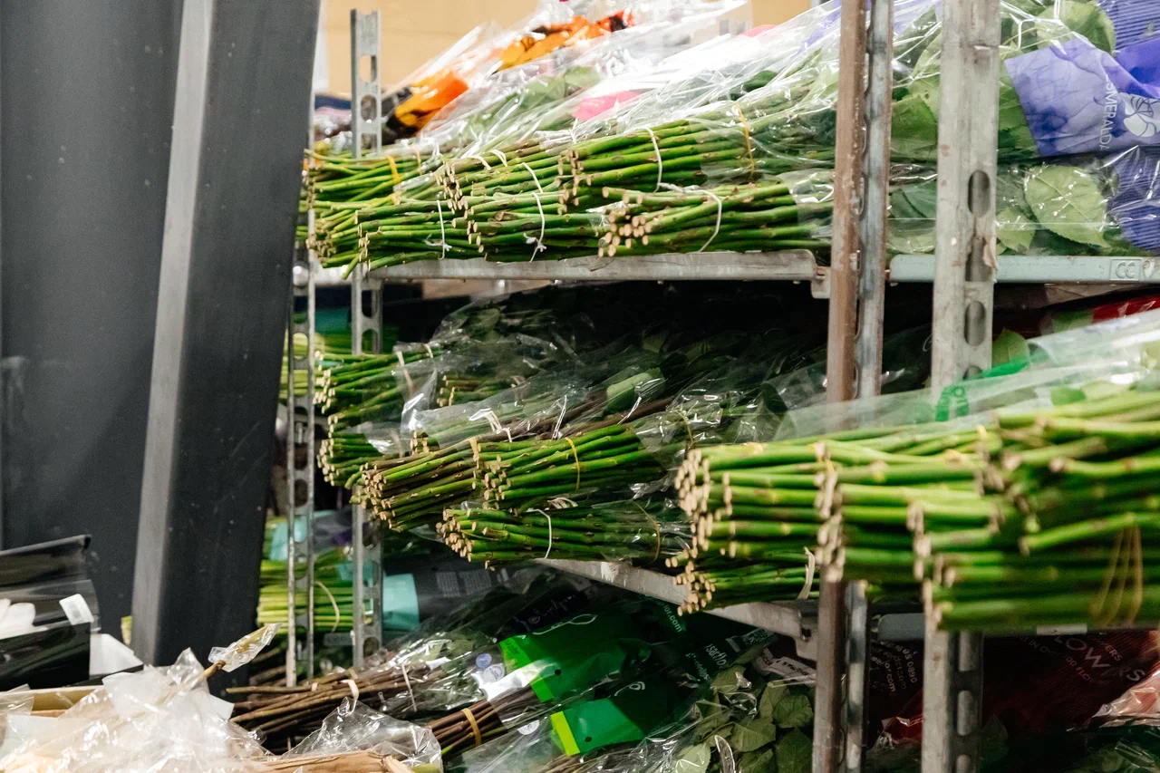 У игроков цветочного рынка ажиотаж – товар разбирают по пути на склад (фото) У игроков цветочного рынка ажиотаж – товар разбирают по пути на склад (фото)