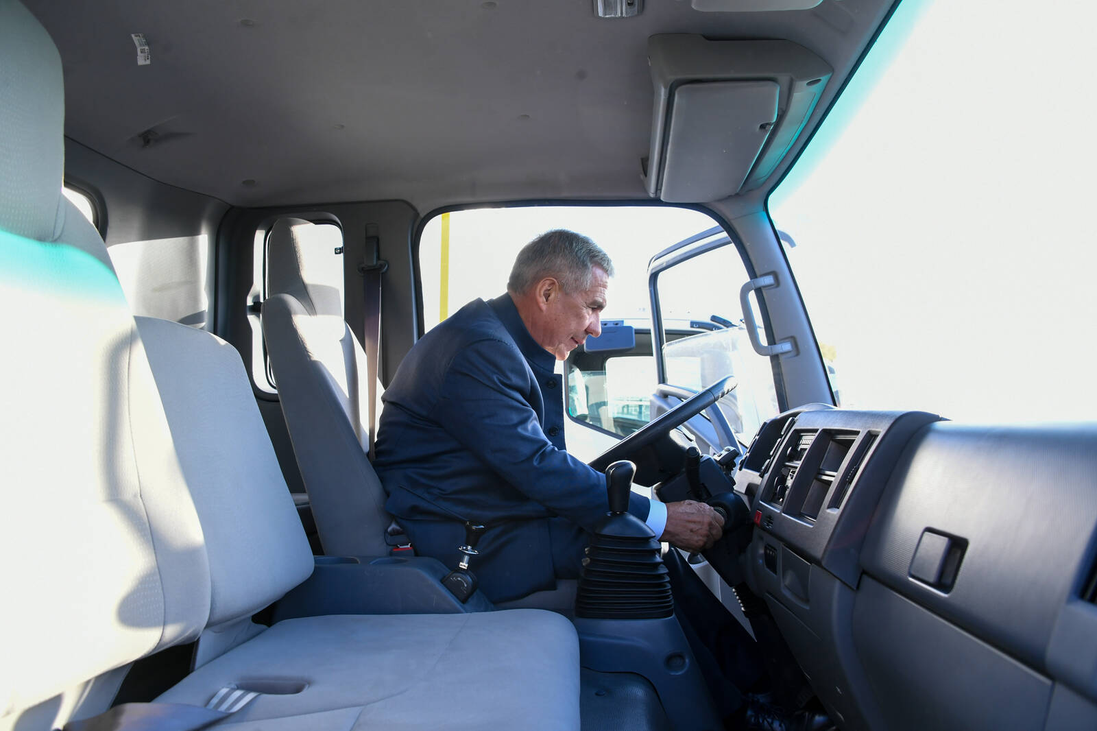 Алиханов протестировал челнинский грузовик и приехал к рабочим на завод Алиханов протестировал челнинский грузовик и приехал к рабочим на завод