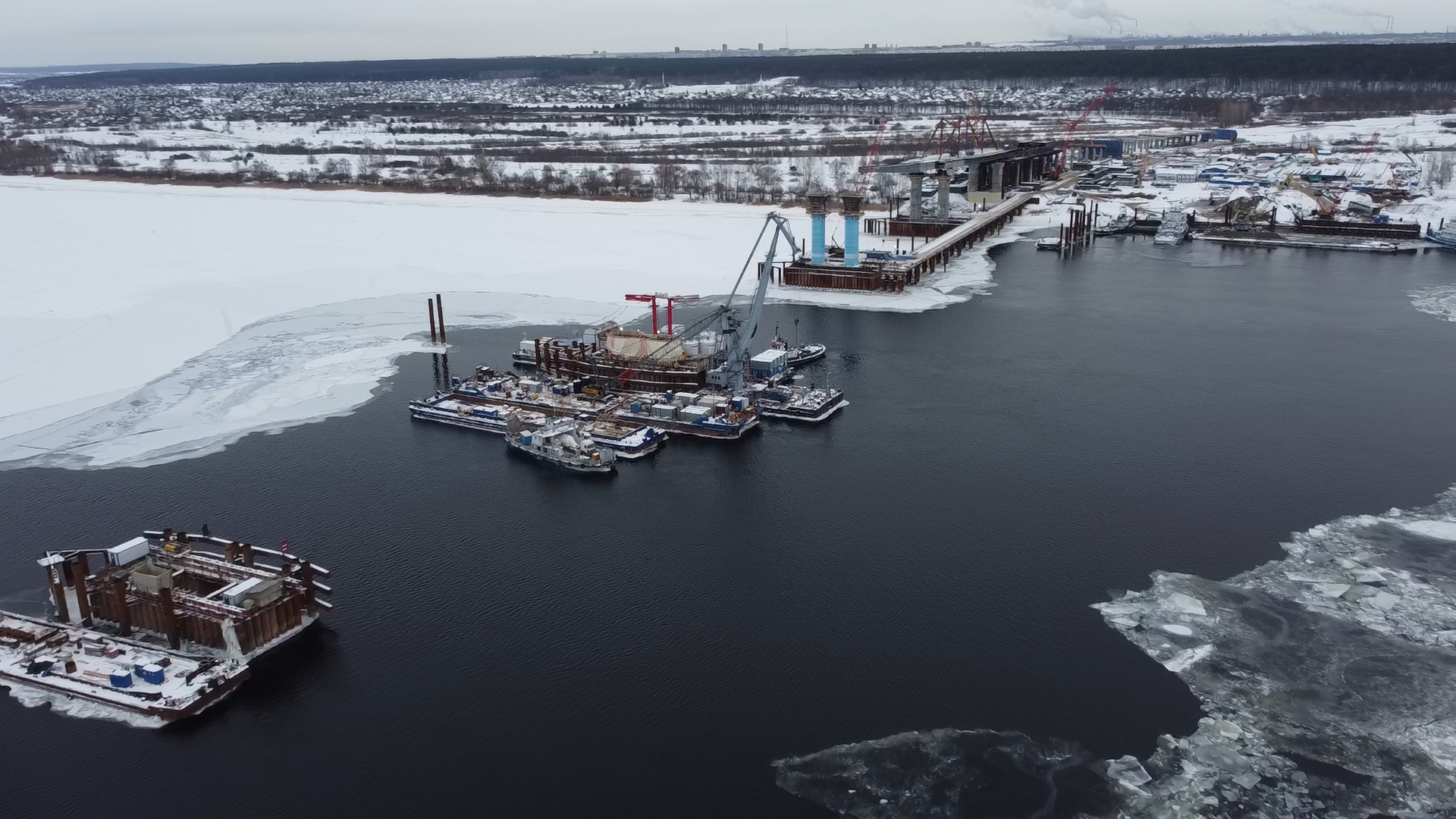 Строители моста через Каму показали, как собирали пролет в 30-градусные морозы